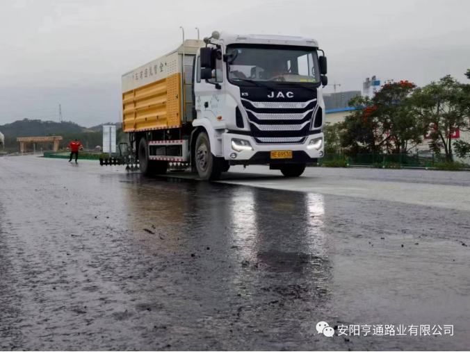 祝賀我司深汕西項(xiàng)目透層、封層試驗(yàn)段圓 滿成功