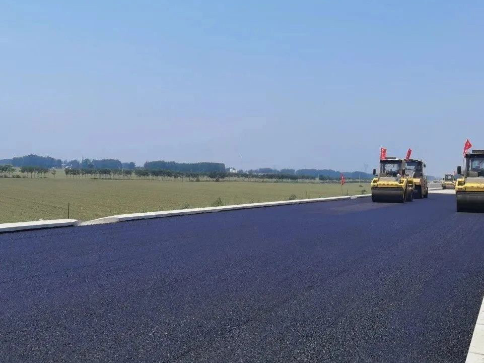 許信高速透層、封層和瀝青下面層試驗段攤鋪圓 滿成功